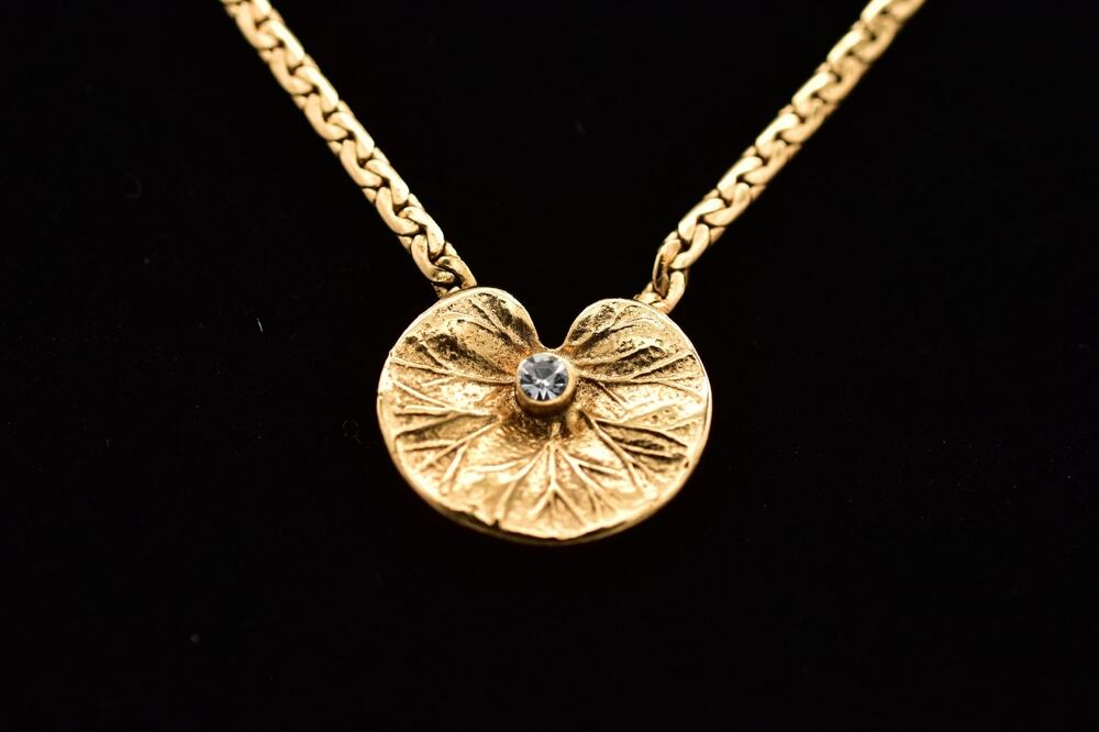 Amway Vintage Gold Rhinestone Heart Leaf Pendant Necklace Signed BinBM